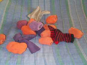 einem Haufen Socken in allen Farben, ganz durcheinander